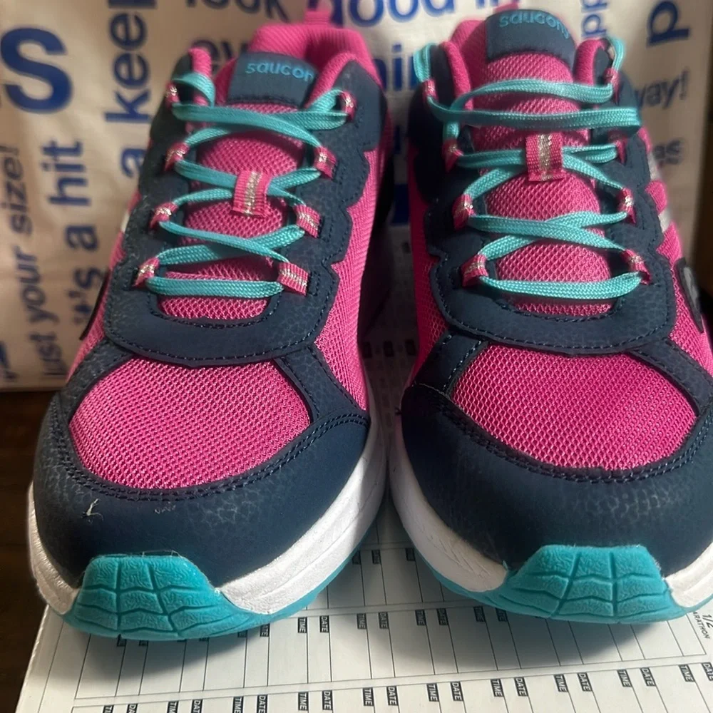 SAUCONY DASH SNEAKERS: NAVY/PINK: NEW IN BOX: SIZE 6